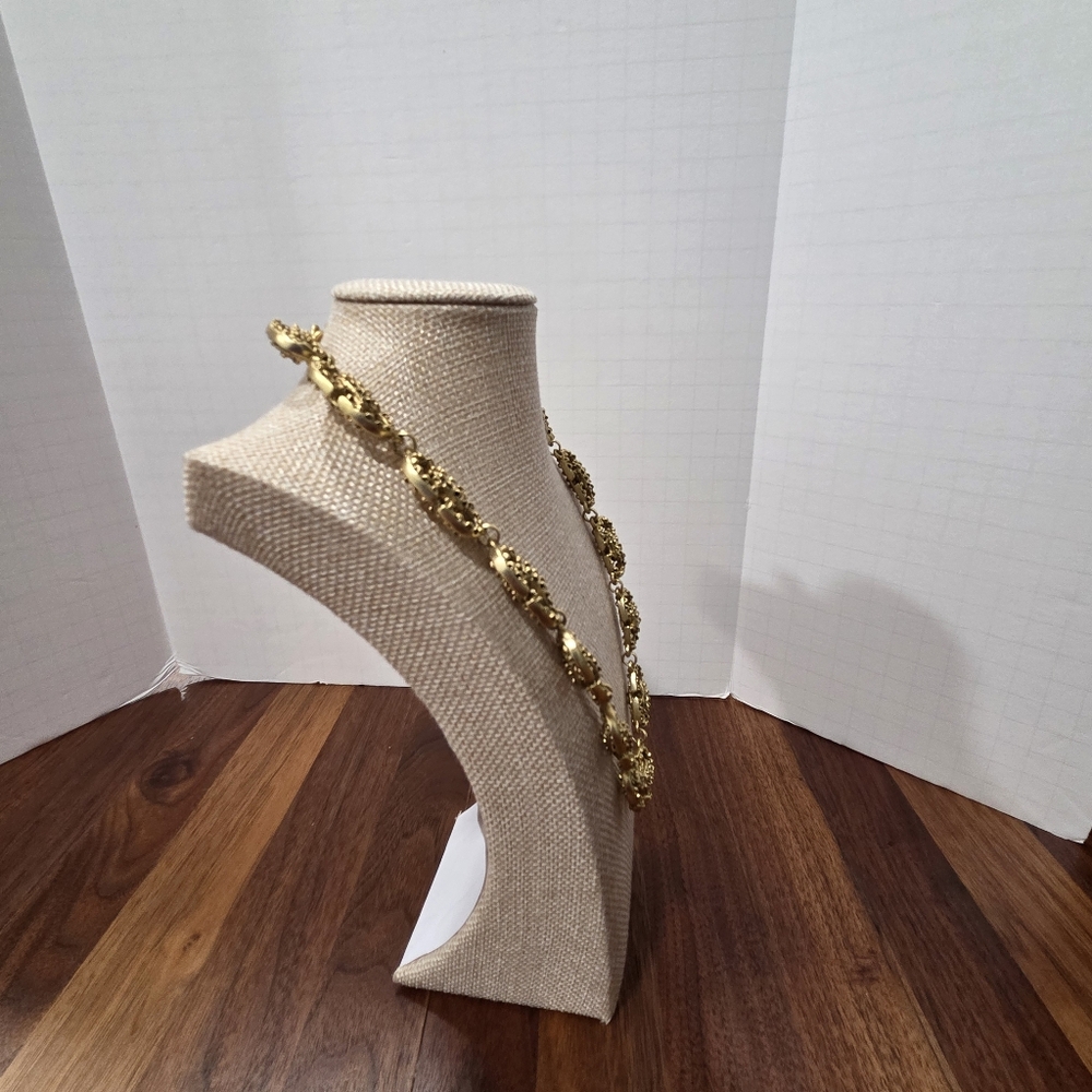 Karine Sultan Link Collar Necklace Intricate Details Oval Links - Picture 2 of 6